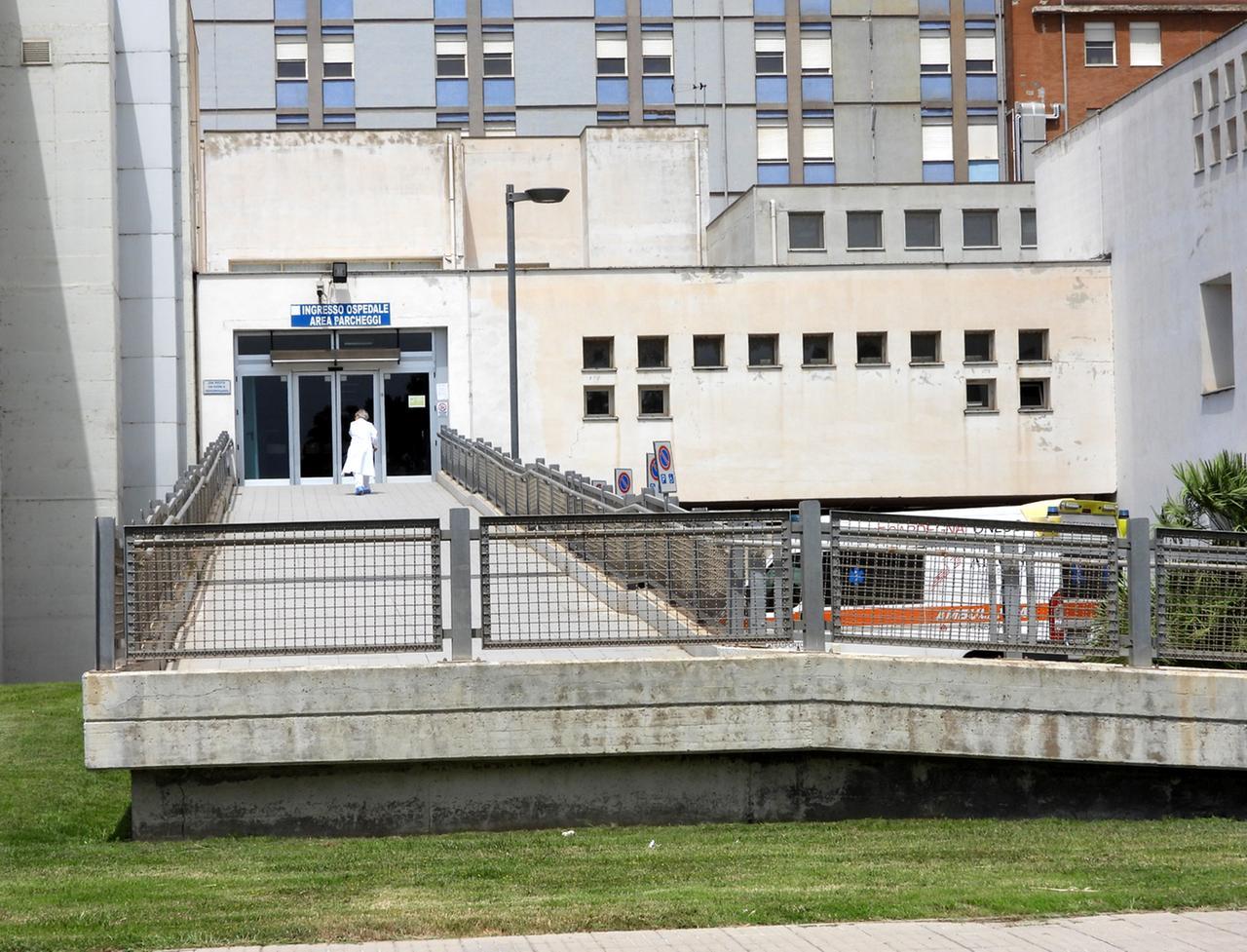 
	L'ingresso dell'ospedale San Martino di Oristano (foto Francesco Pinna)

