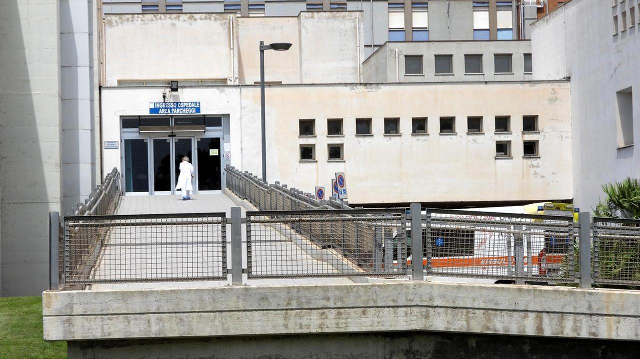 L'ingresso dell'ospedale San Martino di Oristano (foto Francesco Pinna)