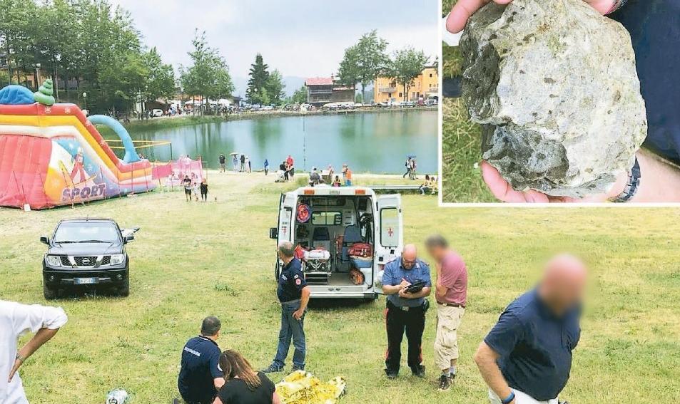 
	I soccorsi alla donna ferita e nel riquadro il masso che l'aveva colpita alla schiena

