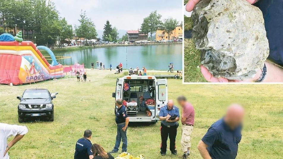 I soccorsi alla donna ferita e nel riquadro il masso che l'aveva colpita alla schiena