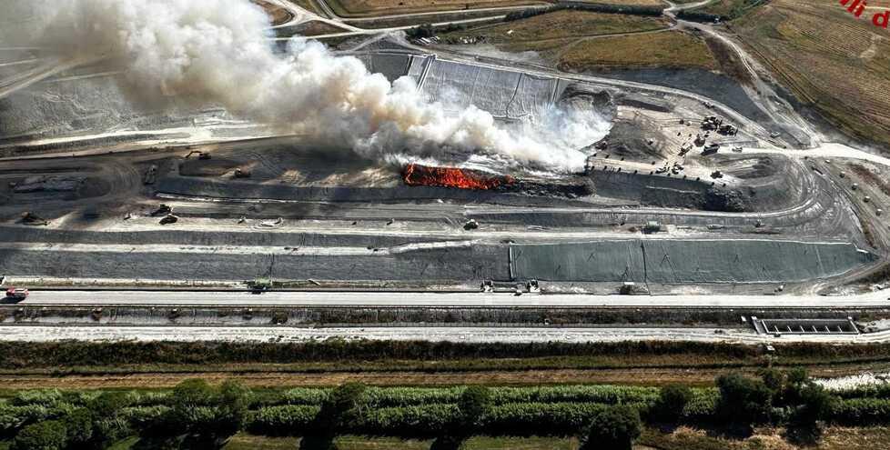 
	Una foto aerea dell&rsquo;incendio di Scapigliato scattata dai Vigili del Fuoco

