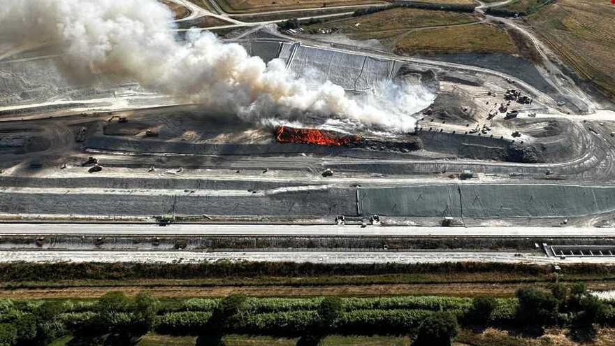 Una foto aerea dell’incendio di Scapigliato scattata dai Vigili del Fuoco