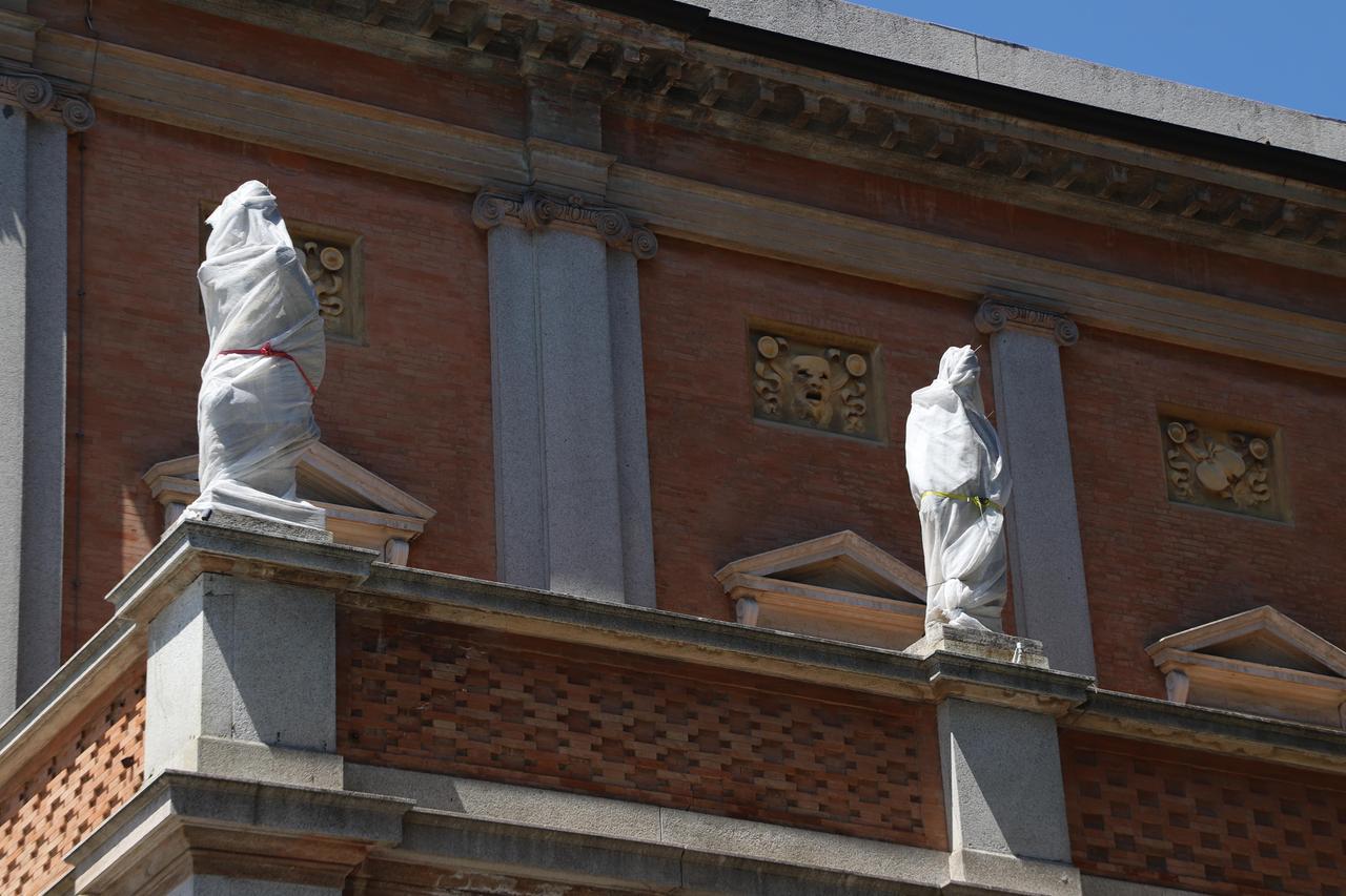 Le statue del Valli restano “imbalsamate”: bloccati i lavori per le 28 sculture