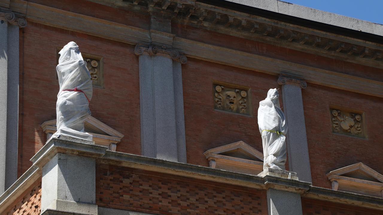Le statue del Valli restano “imbalsamate”: bloccati i lavori per le 28 sculture