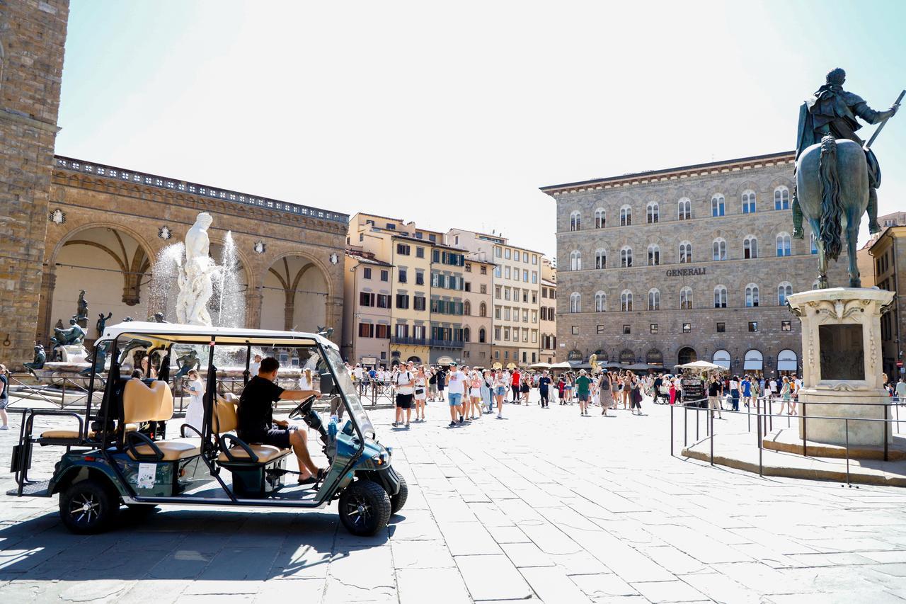 
	Un caddy in piazza della Signoria: dal 15 ottobre non potranno pi&ugrave; circolare

