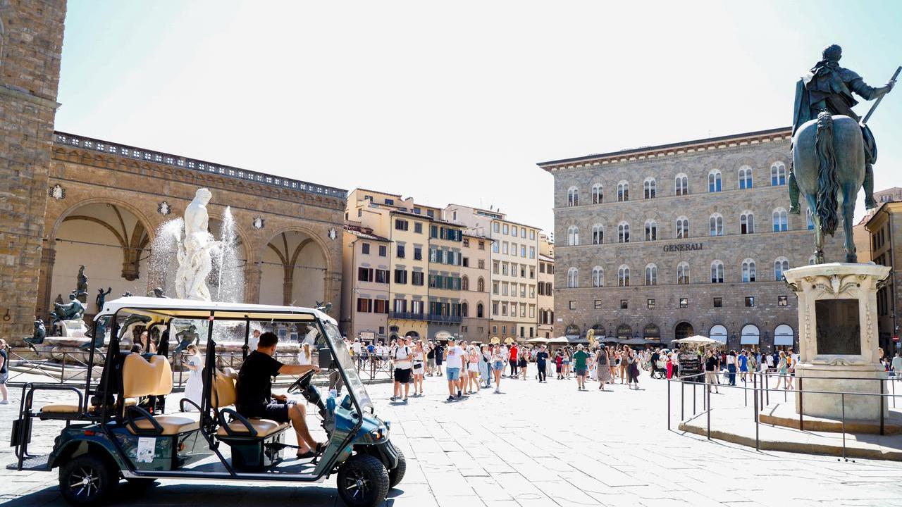 Un caddy in piazza della Signoria: dal 15 ottobre non potranno più circolare