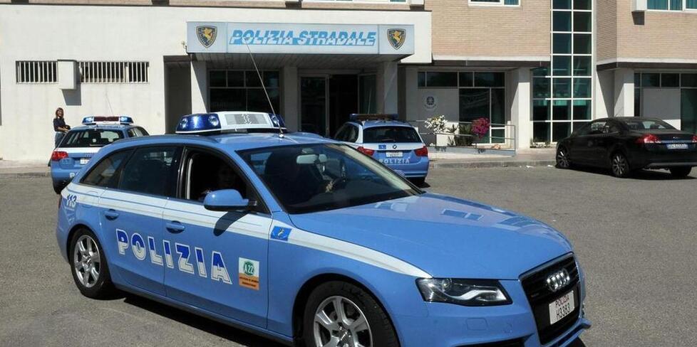 
	La polizia stradale ha fermato l'auto

