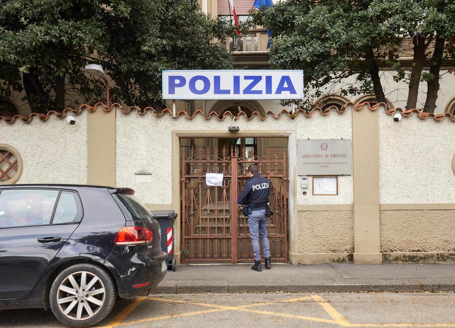 
	L'ingresso del commissariato di polizia di Empoli


