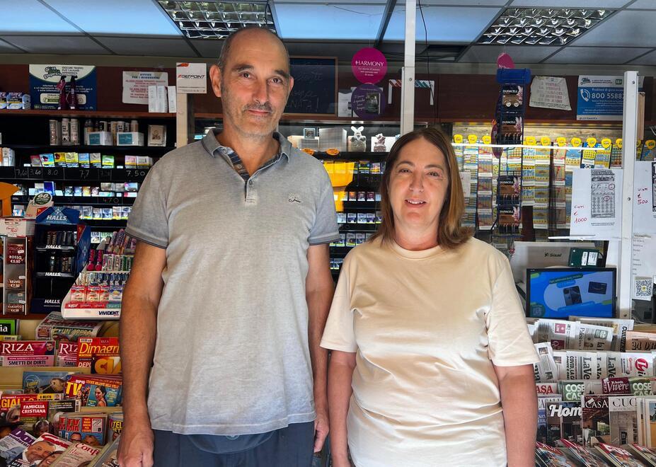 
	Marco Giovannetti e Gabry Donzelli, gestori della tabaccheria edicola in via Fratelli Cervi

