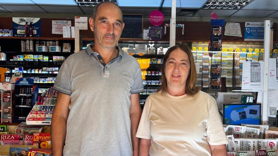 Marco Giovannetti e Gabry Donzelli, gestori della tabaccheria edicola in via Fratelli Cervi
