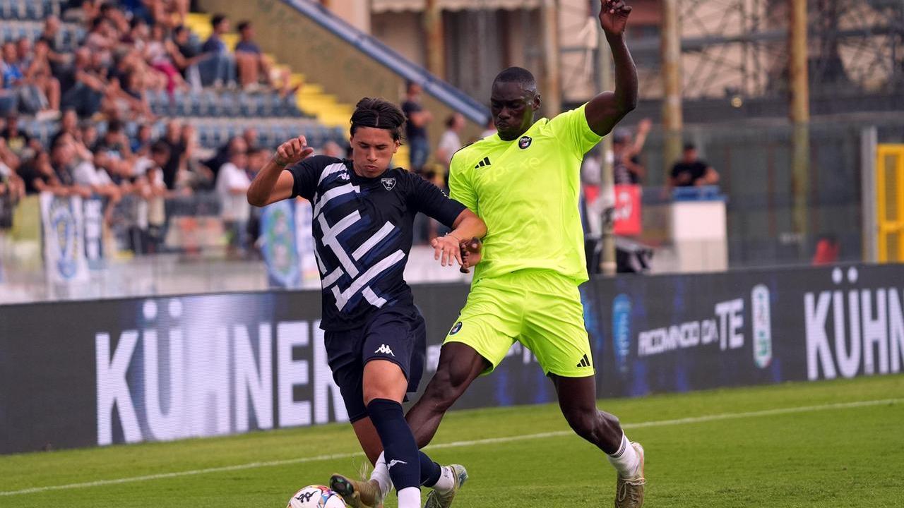 Moruzzi e Touré in azione durante l’amichevole del Castellani (foto Nucci)