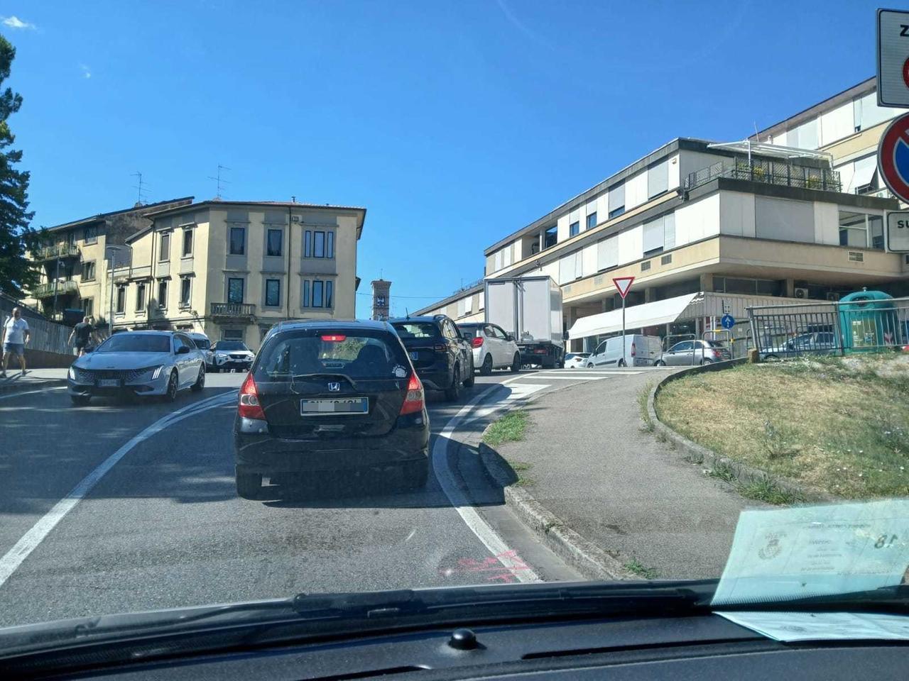 
	Auto in coda prima del "muro" di via Santa Margherita

