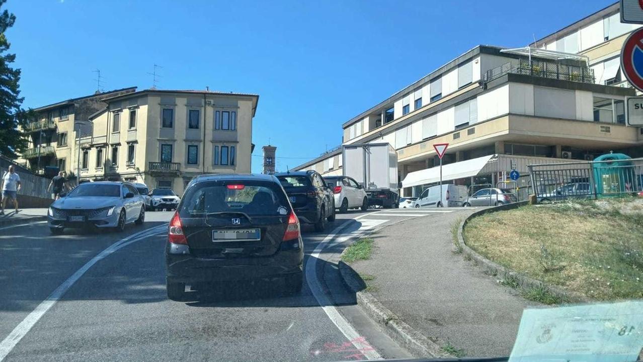 Auto in coda prima del "muro" di via Santa Margherita