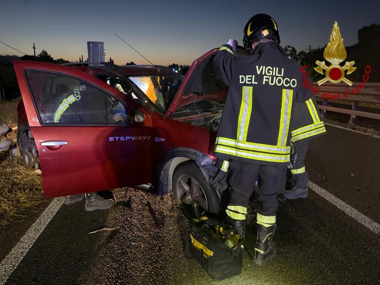 Perde il controllo dell’auto: estratta dai vigili del fuoco e portata in ospedale