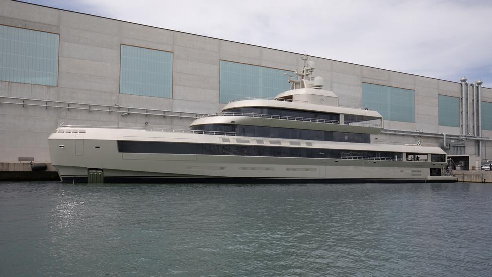 Il superyacht disegnato da Giorgio Armani (foto Giuliano Sargentini)