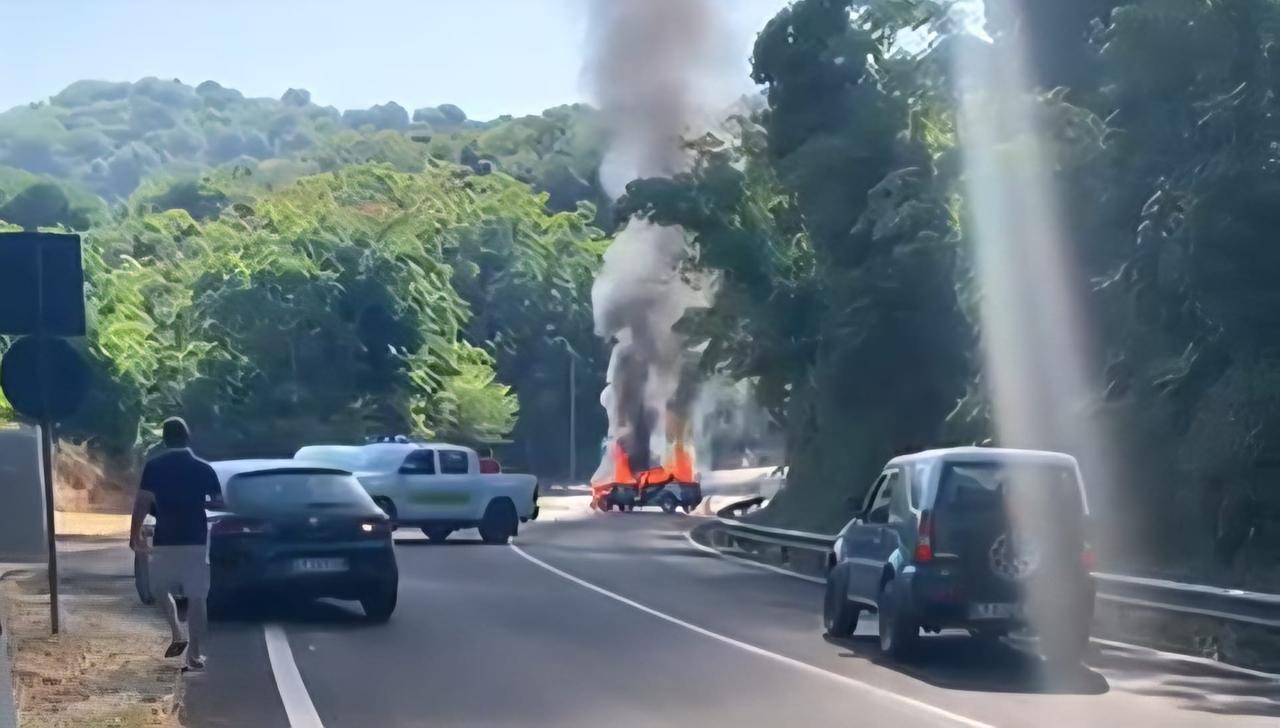 Auto in fiamme sulla Statale 292: scatta l’allarme rapine – VIDEO