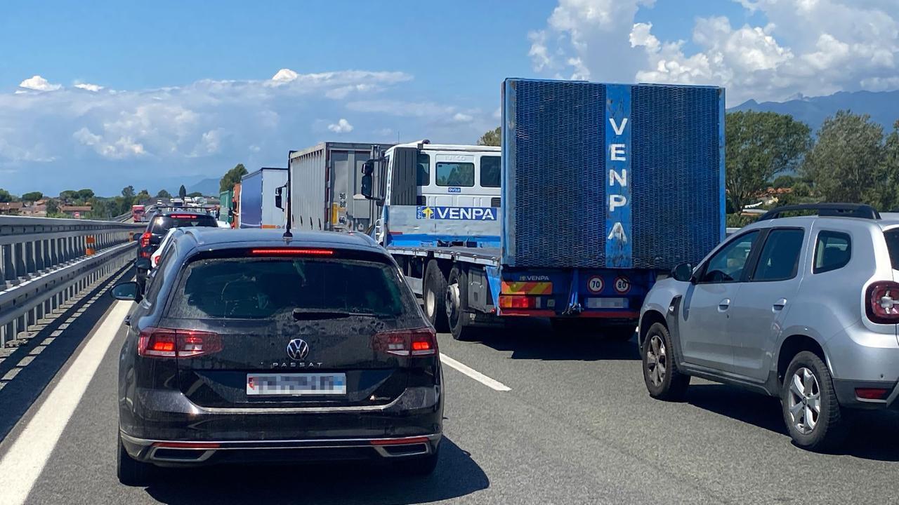 Versilia, danni (poi risolti) a un giunto sull’A12: traffico in tilt per ore