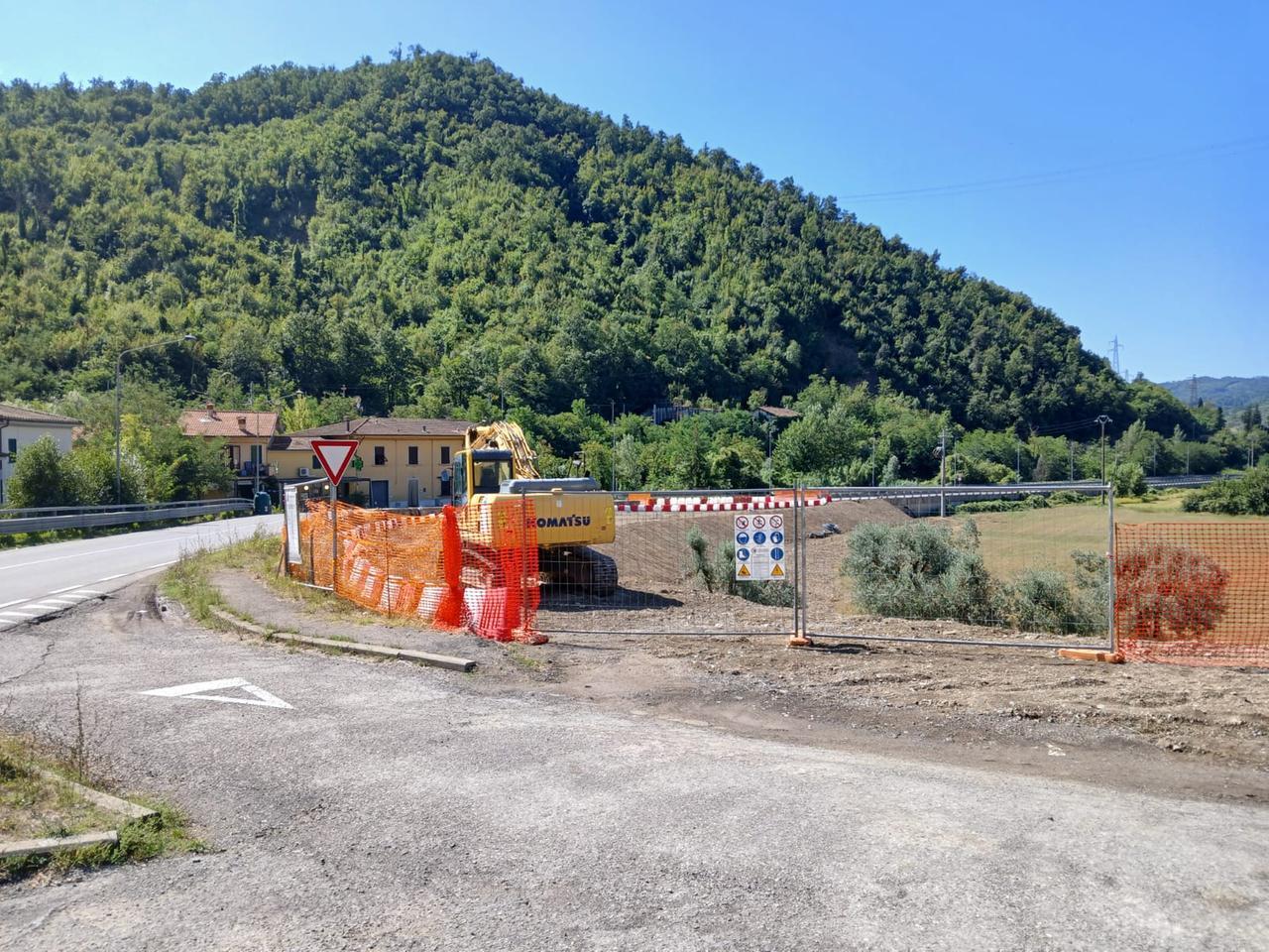 
	Il cantiere per l'allargamento della curva della 325 a Usella

