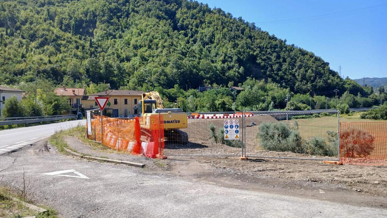 Il cantiere per l'allargamento della curva della 325 a Usella