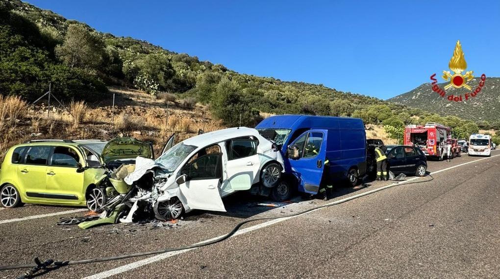 Scontro fra auto sull’Orientale sarda: 4 veicoli coinvolti, 3 feriti in codice rosso e strada chiusa al traffico