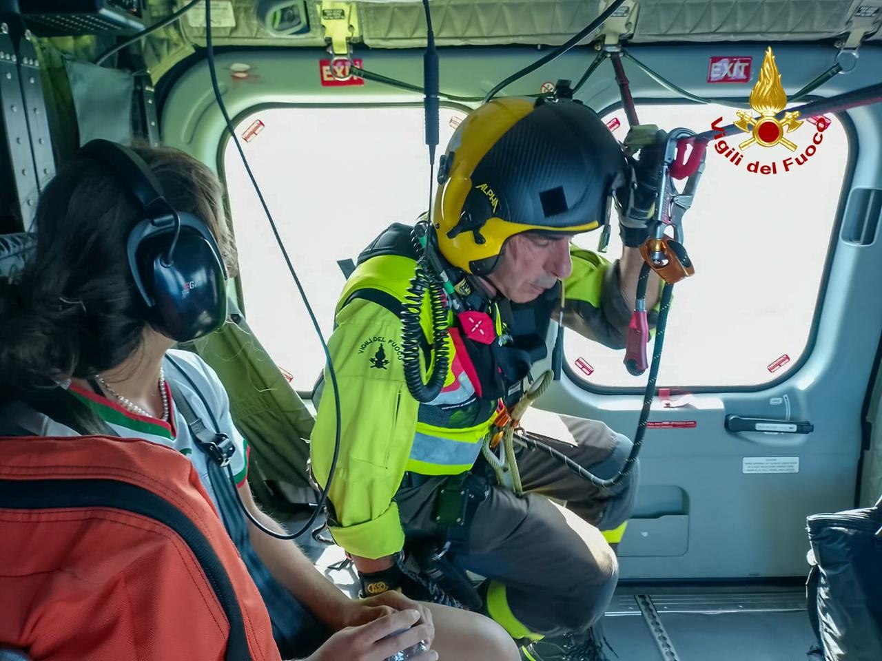 
	L'escursionista a bordo dell'elicottero dei Vigili del fuoco

