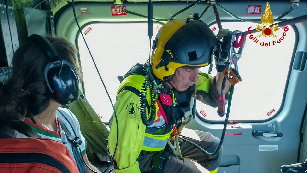 L'escursionista a bordo dell'elicottero dei Vigili del fuoco