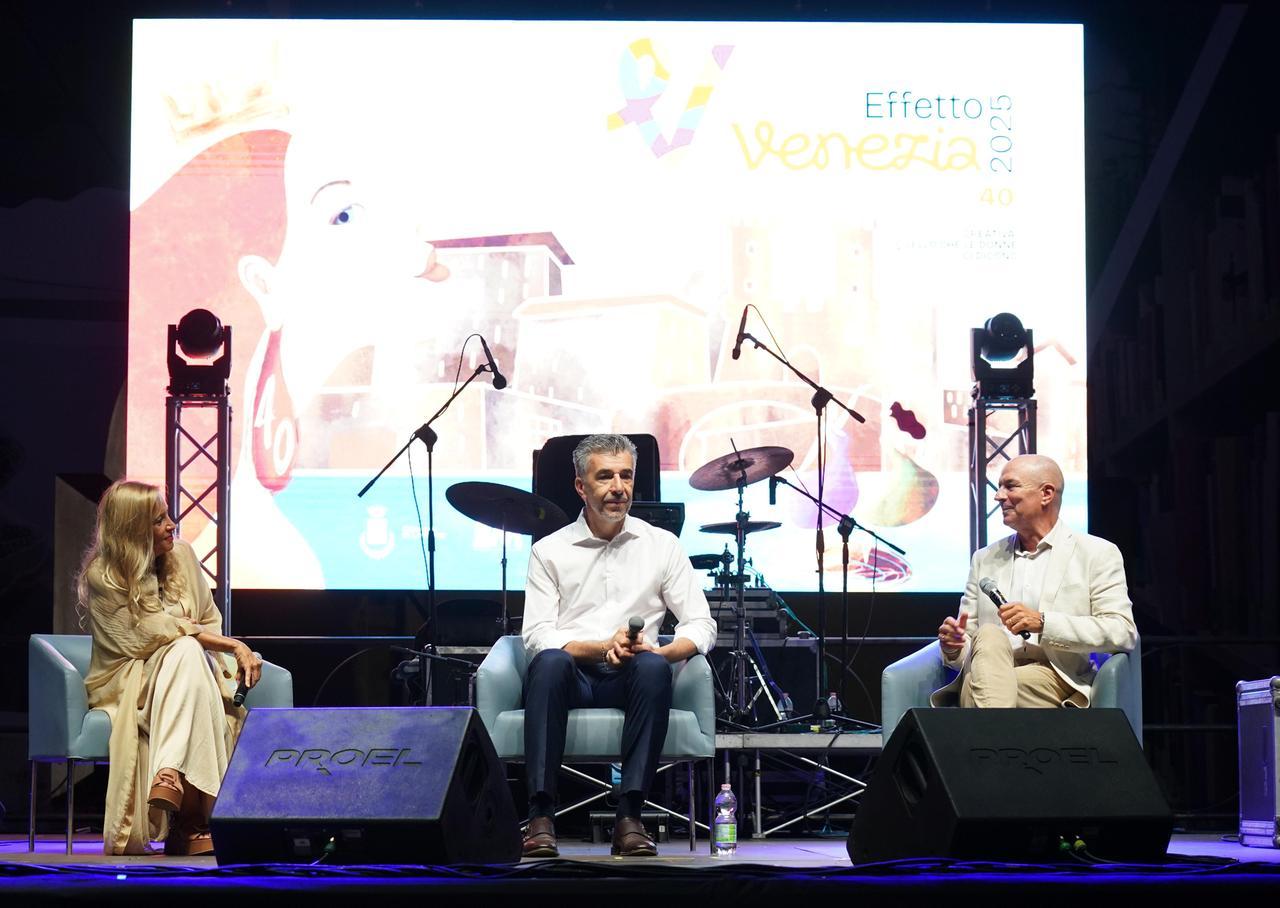 
	Al centro del palco Gino Cecchettin, a sinistra Grazia Di Michele e a destra il sindaco Luca Salvetti (foto Stick)

