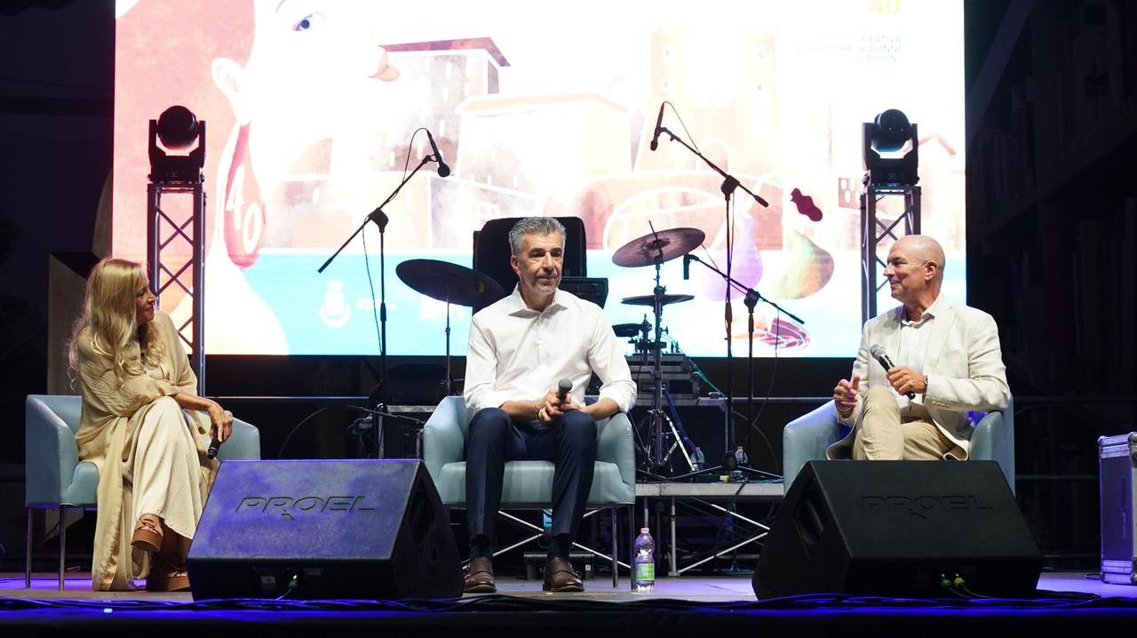 Al centro del palco Gino Cecchettin, a sinistra Grazia Di Michele e a destra il sindaco Luca Salvetti (foto Stick)