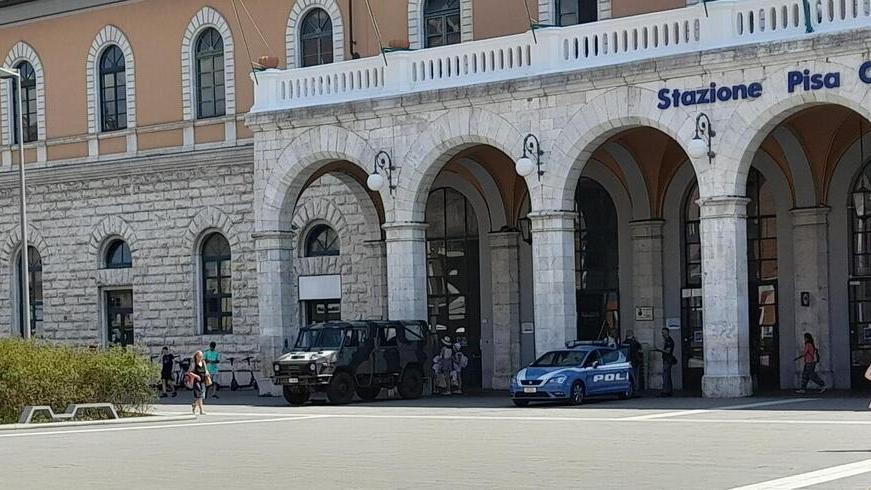Pisa, stazione: al ritorno della zona rossa si somma un’ordinanza anti-vetro<br>