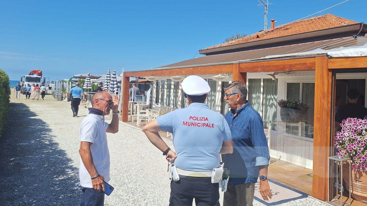 
	Il sindaco Bruno Murzi (a destra) assieme alla polizia municipale al bagno Mait&ograve;

