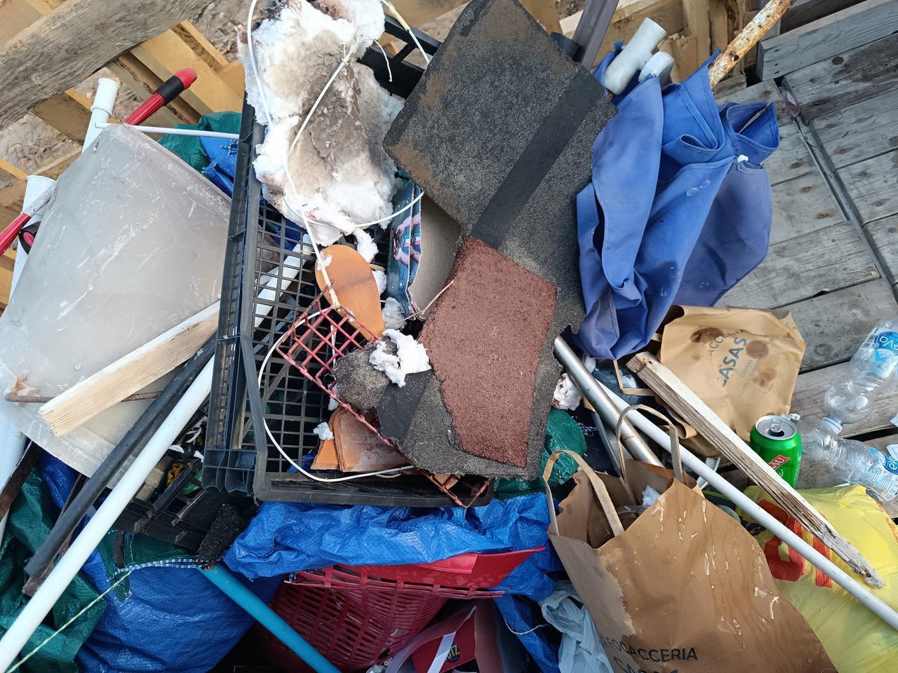 
	Cumuli di rifiuti sulla spiaggia di San Giovanni di Sinis

