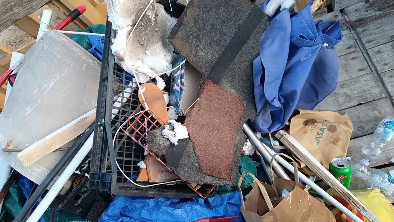 Cumuli di rifiuti sulla spiaggia di San Giovanni di Sinis