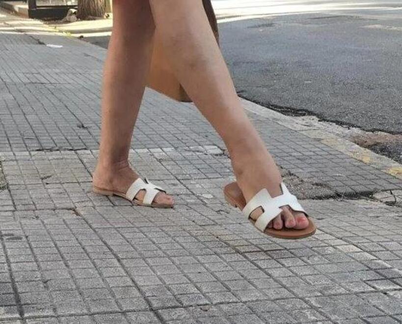 Barga, cade a causa del marciapiede rotto: Comune condannato a risarcirla