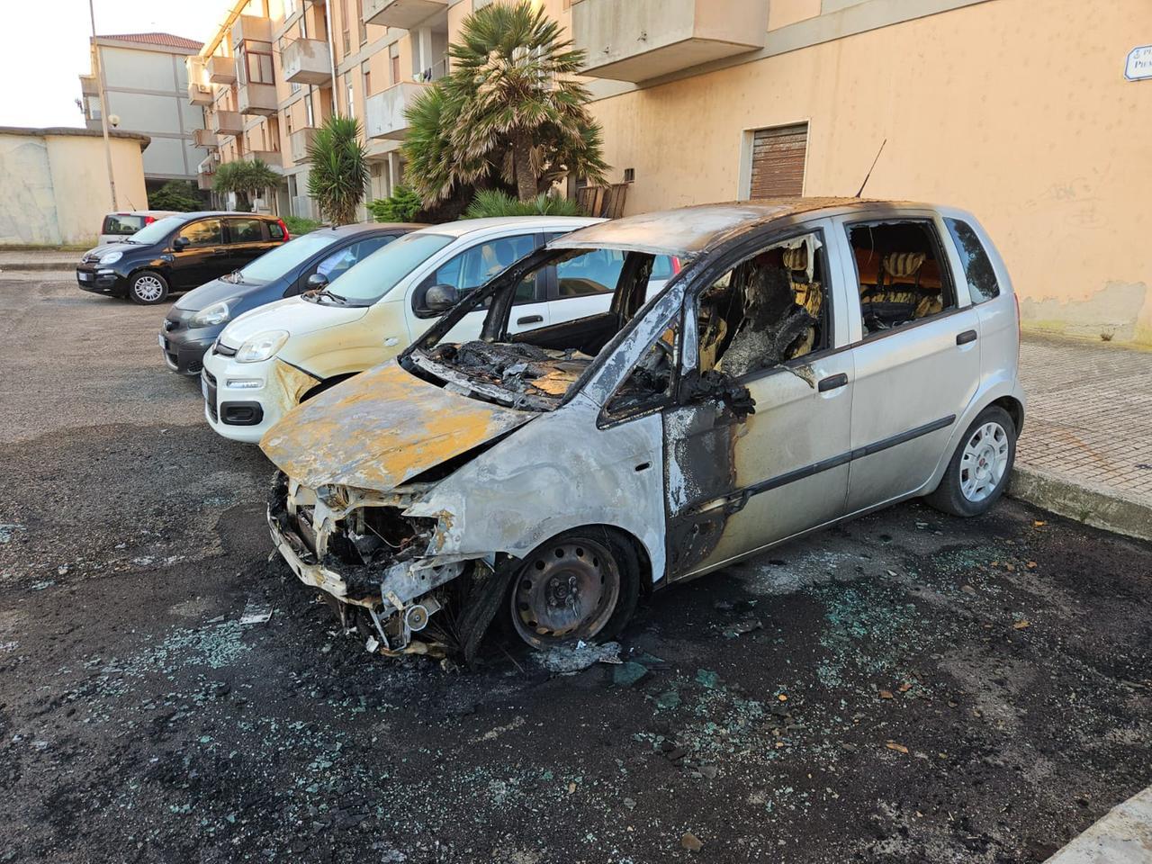 Auto bruciata nella notte: probabile l’origine dolosa