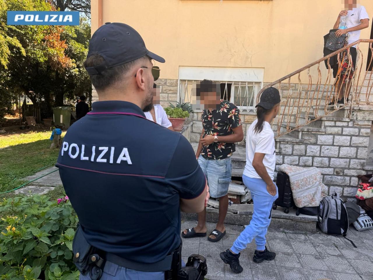 La polizia sgombera un immobile inagibile, dentro ci vivevano in 13