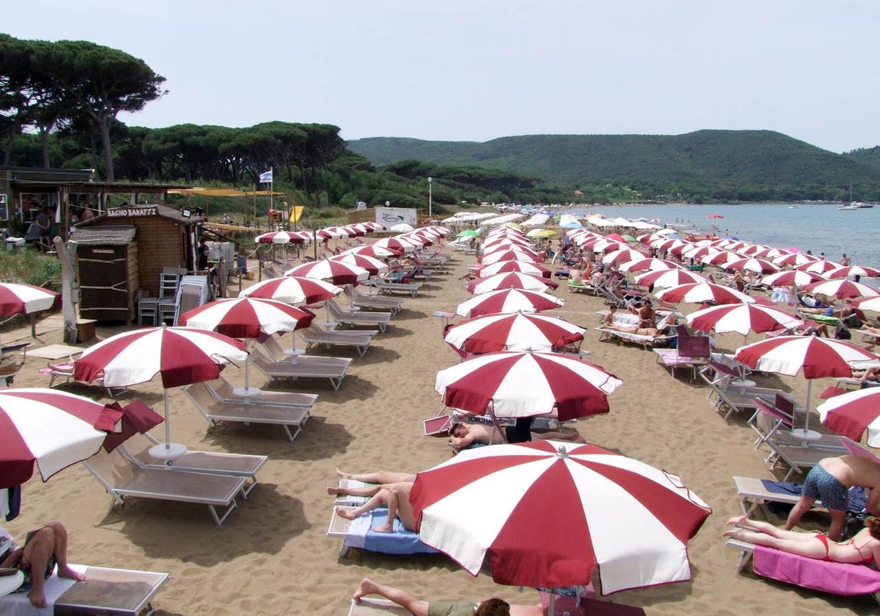 
	Un bagno a Baratti (foto archivio Barlettani 2022)

