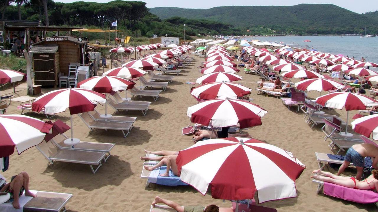 Un bagno a Baratti (foto archivio Barlettani 2022)