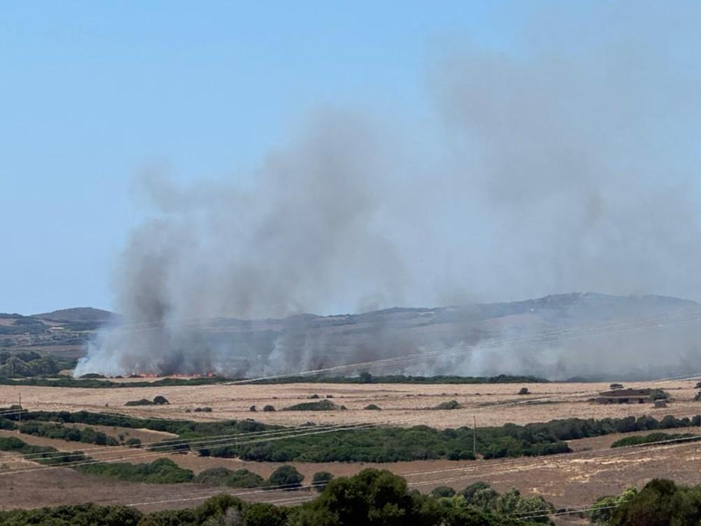 Fiamme a Stintino, interviene l’elicottero