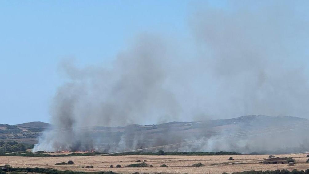 Fiamme a Stintino, interviene l’elicottero