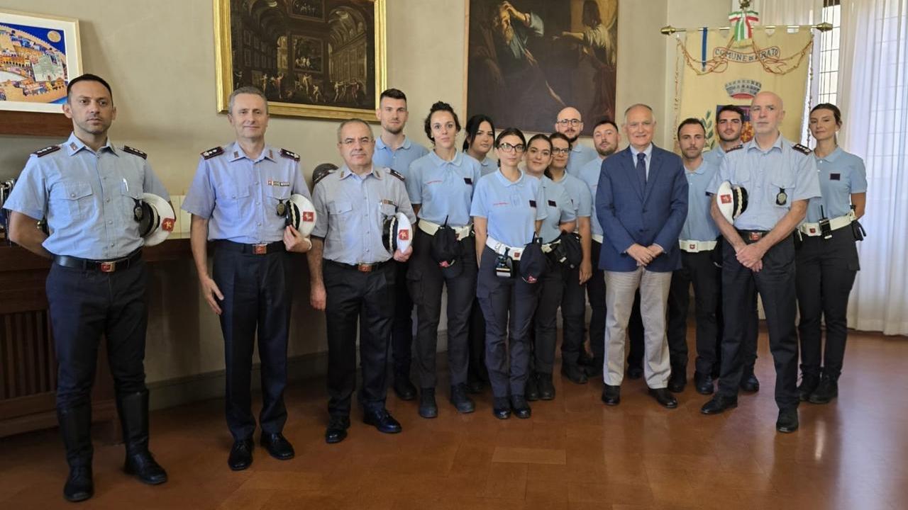 Il commissario Sammartino coi nuovi agenti e il comandante Maccioni