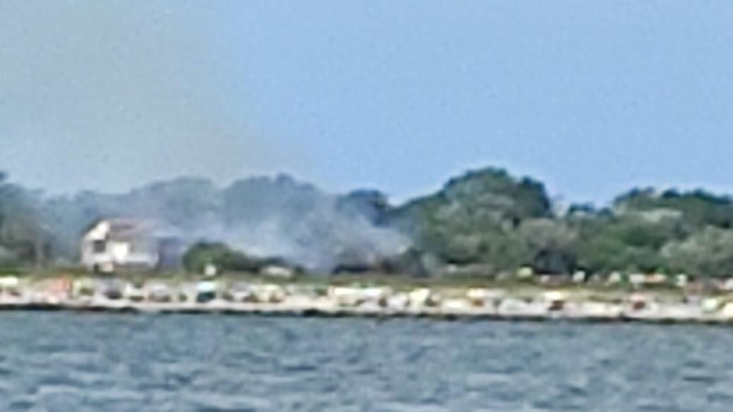Incendio in spiaggia a Porto Garibaldi. Lingue di fuoco e colonna di fumo