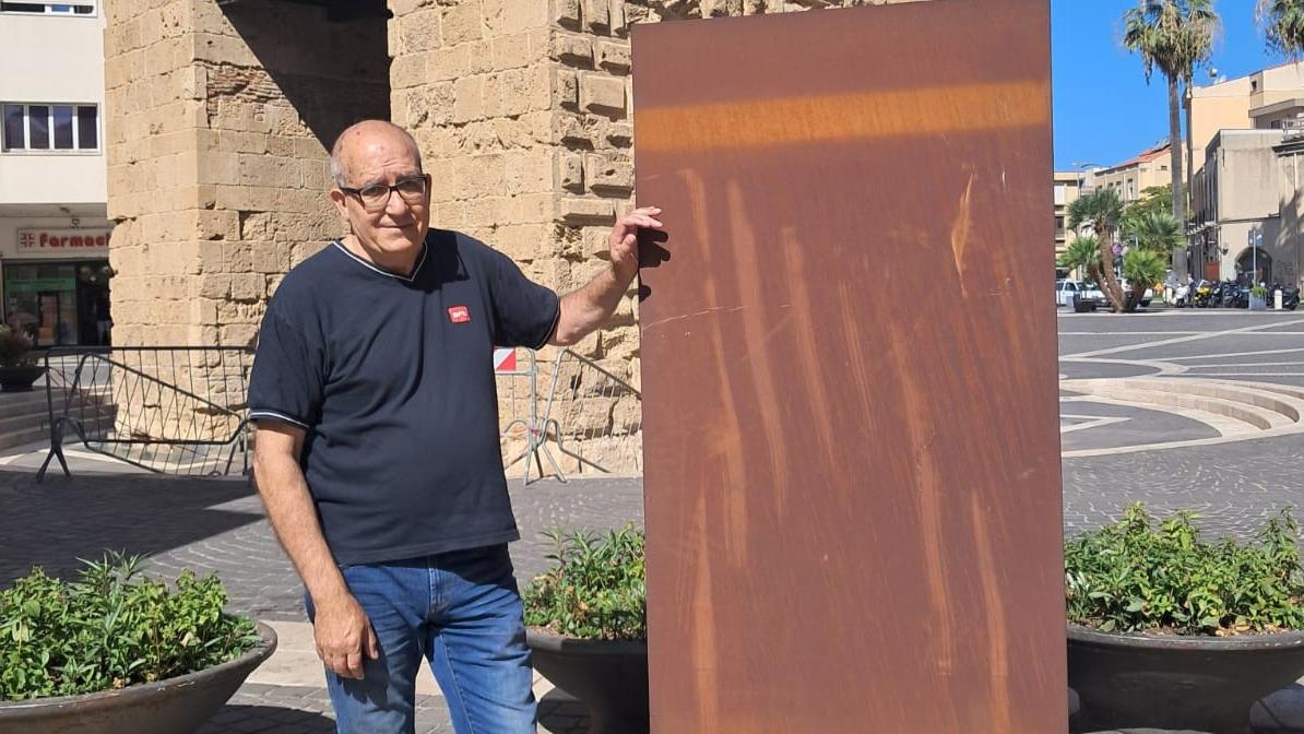 Carlo Casula, il 69enne di Oristano autore dei post sui social contro l'amministrazione comunale