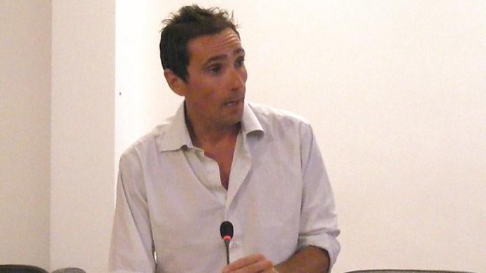 «Fai la cuccia che non sei di razza»: volano gli insulti in consiglio comunale a Porto Torres – Guarda il VIDEO