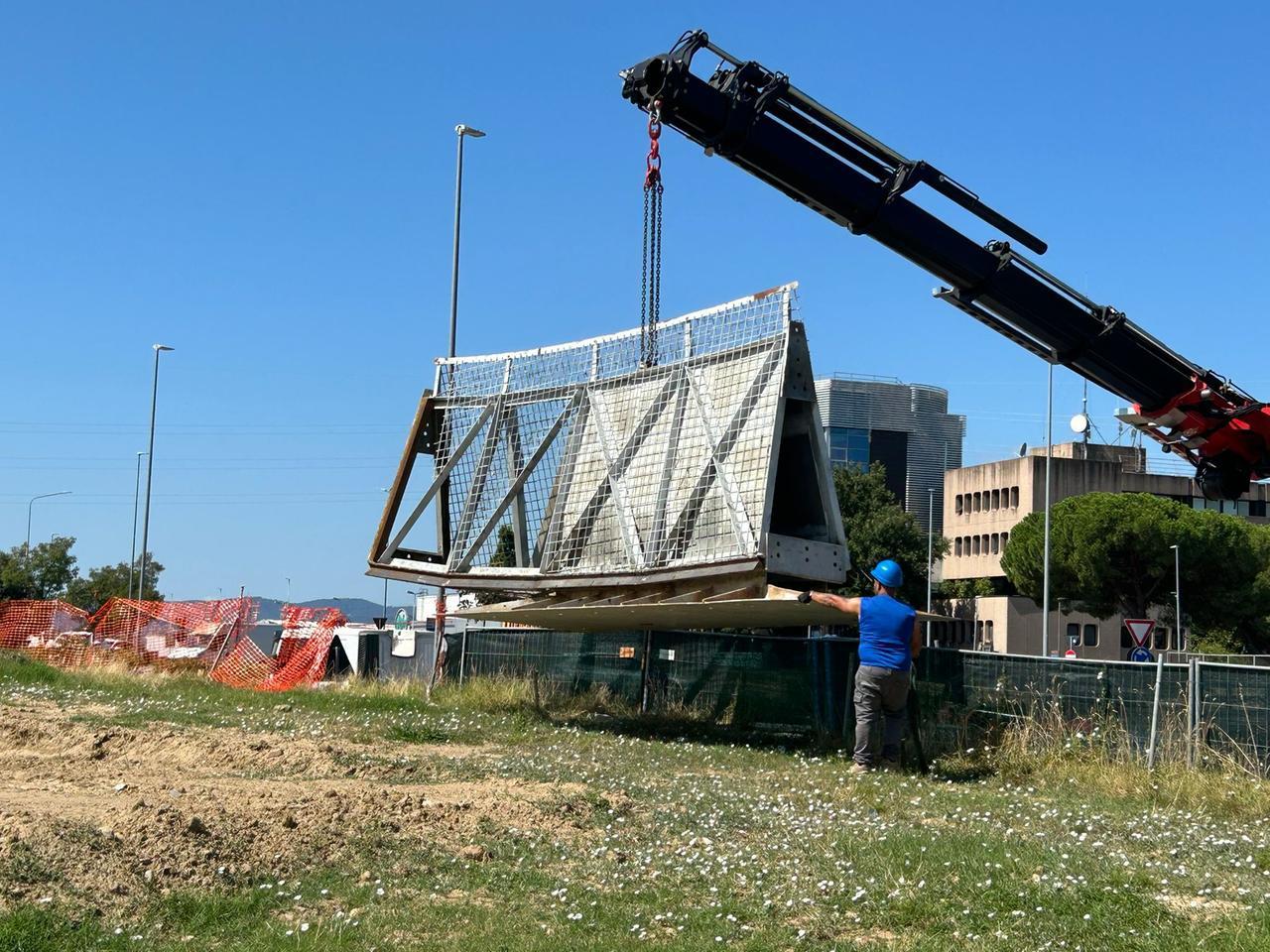Lo scheletro della “mezzaluna” è tornato davanti al Museo Pecci di Prato