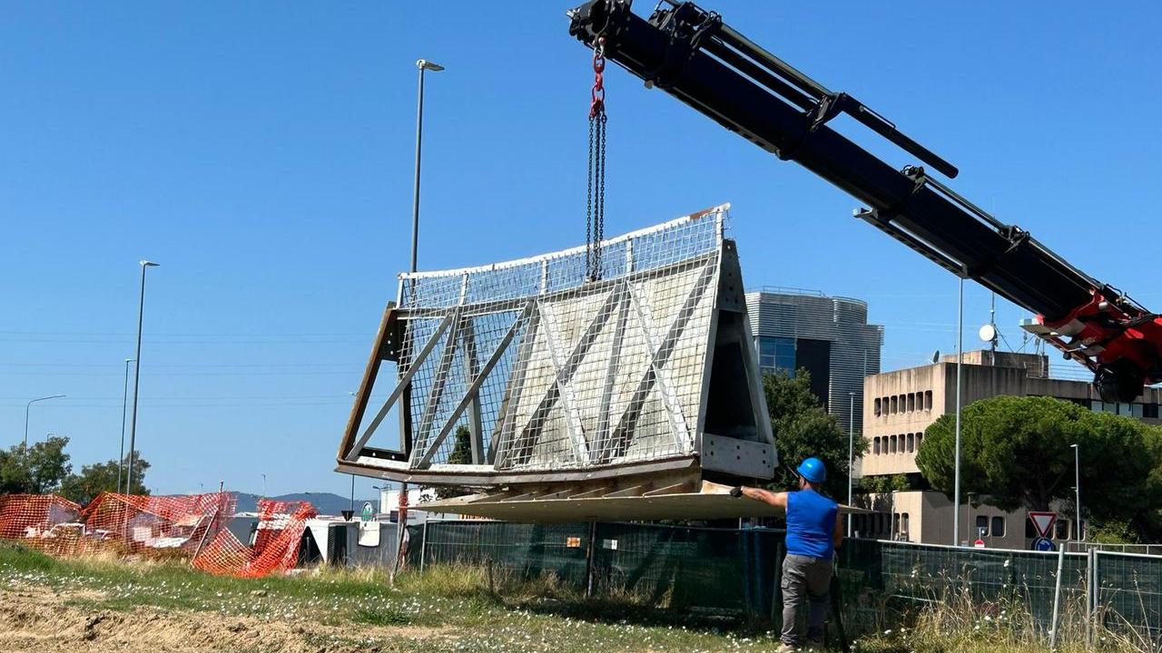 Lo scheletro della “mezzaluna” è tornato davanti al Museo Pecci di Prato