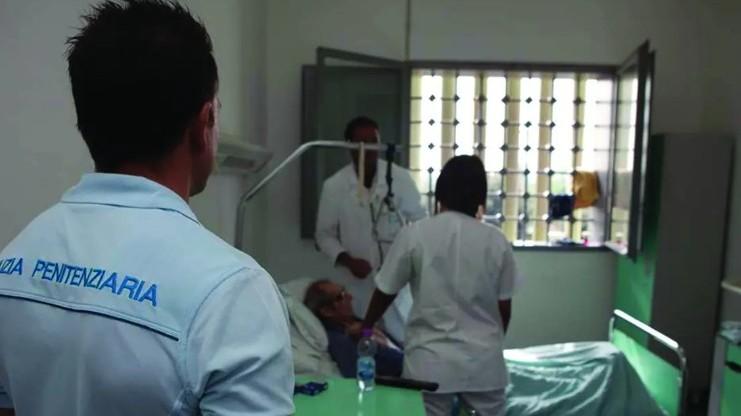 Cagliari, estintore contro i poliziotti: detenuto tenta la fuga dall’ospedale