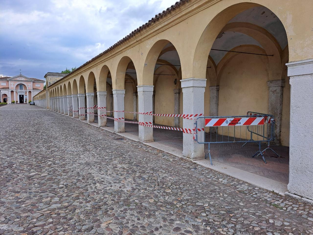 Comacchio, transennati otto archi del Loggiato Cappuccini. Si temono nuovi crolli