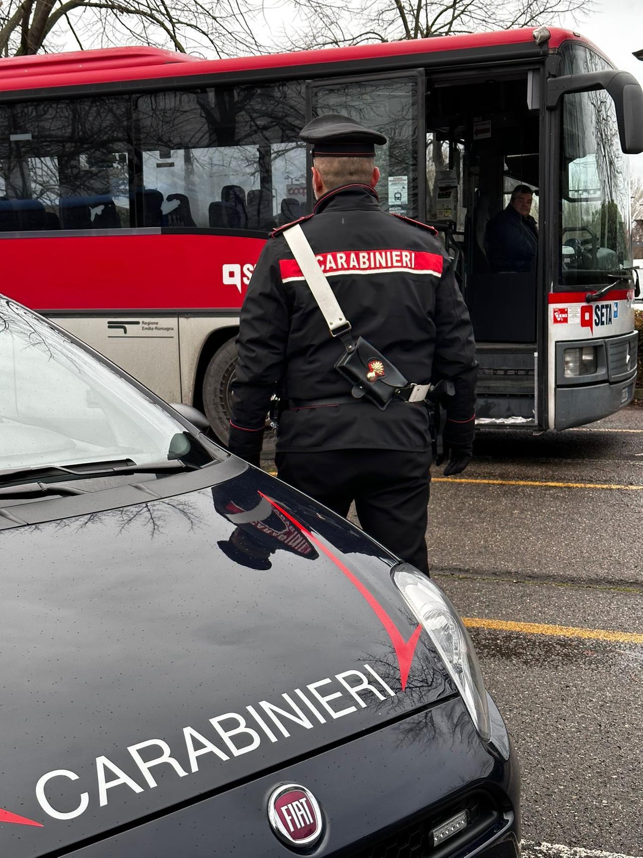 Senza biglietto sull’autobus si rifiuta di scendere: denunciato un 23enne