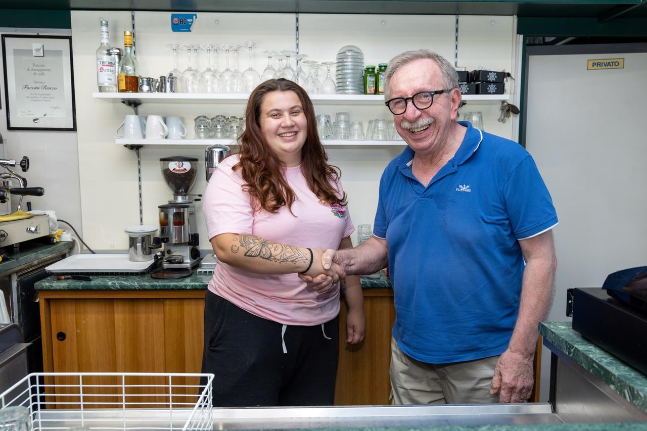 Ferrara, a 19 anni nel bar-edicola: «Sprone per altri giovani»