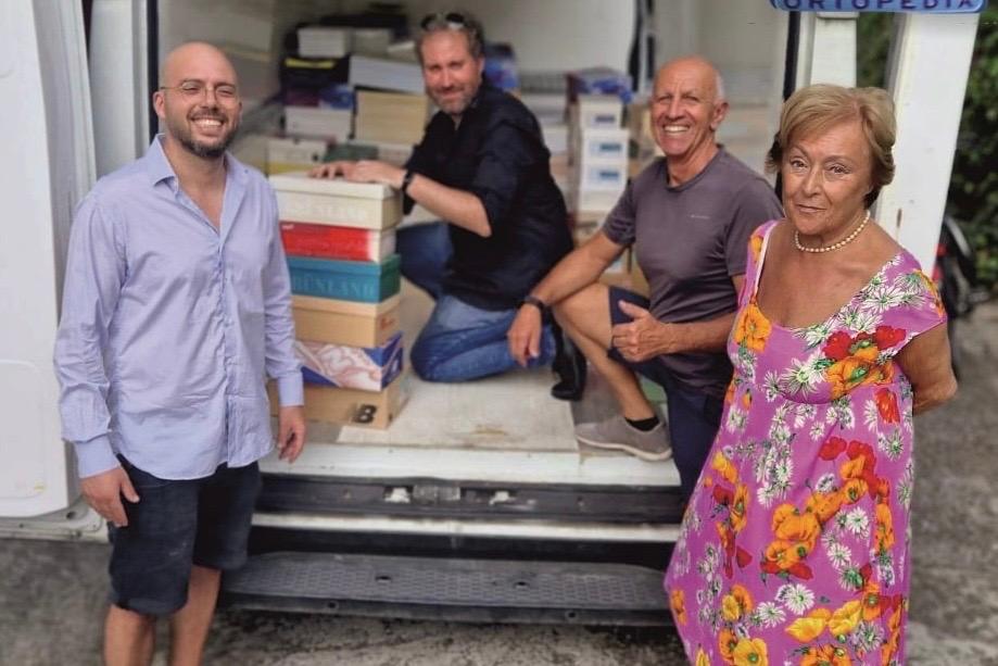 Ferrara, chiudono l’attività e donano 700 scarpe all’emporio Il Mantello